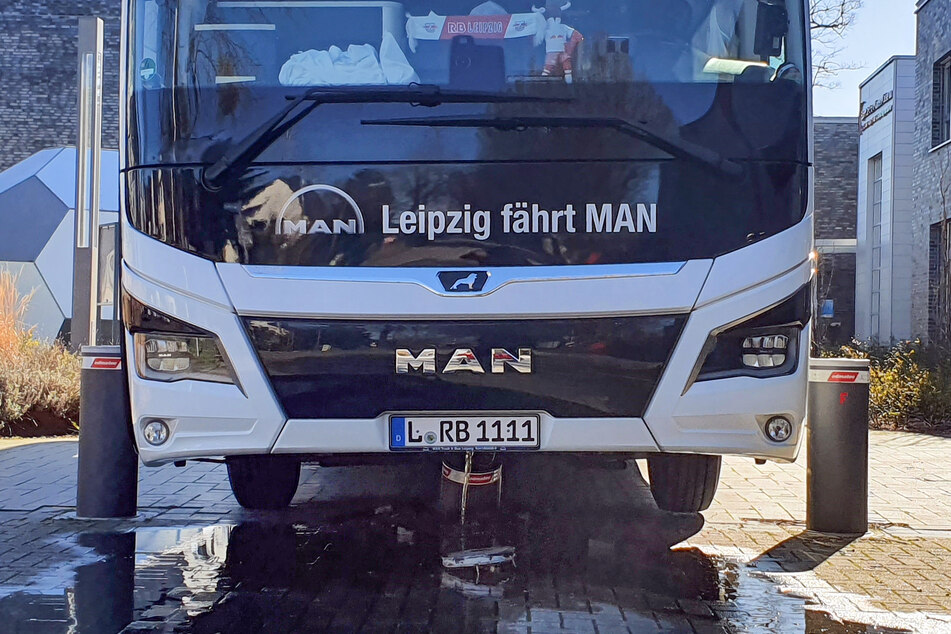 Den Mannschaftsbus von RB Leipzig hat es entschärft...