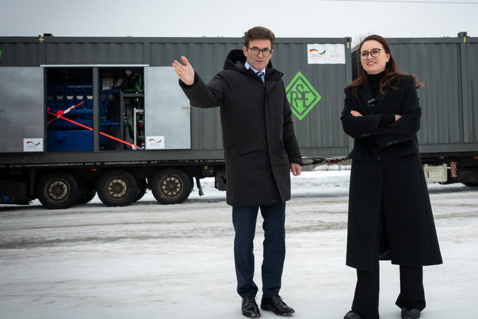 Ukraine-Krieg: Deutschland übergibt in Kiew zwei mobile Heizkraftwerke