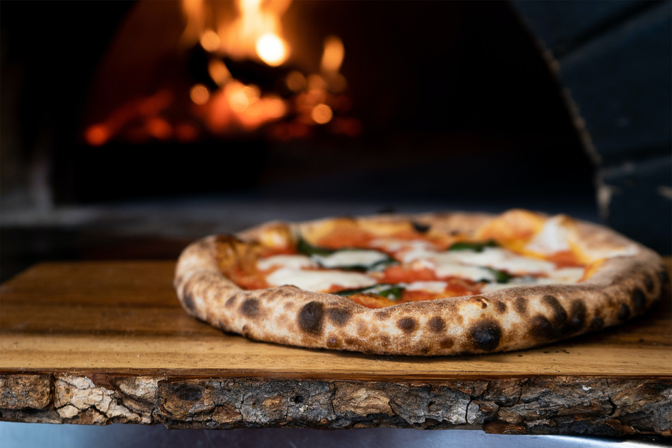 Making the perfect pizza requires a pizza oven, but that shouldn't stop you from trying.