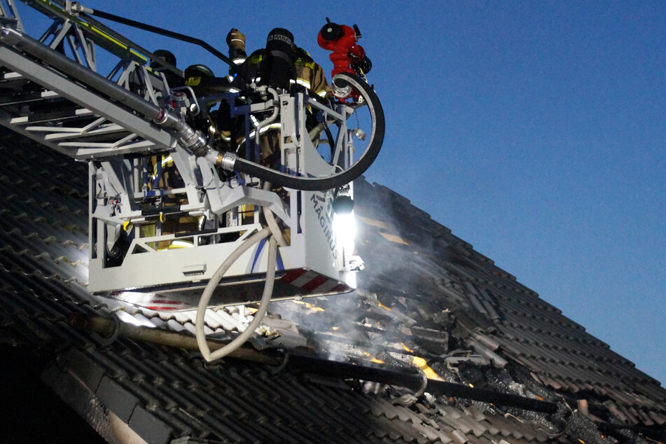 Feuerwehr in Bayern im Einsatz: Bei dem Brand in Regensburg ist ein hoher Sachschaden entstanden.