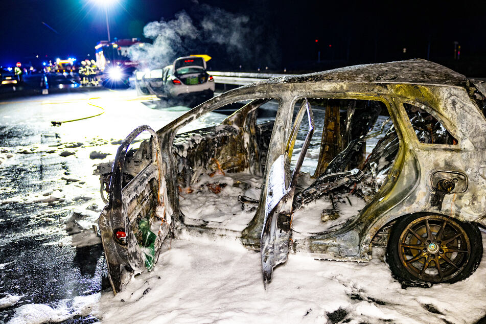 Tödliches Feuer-Drama: Mercedes brennt nach Unfall, Beifahrer stirbt