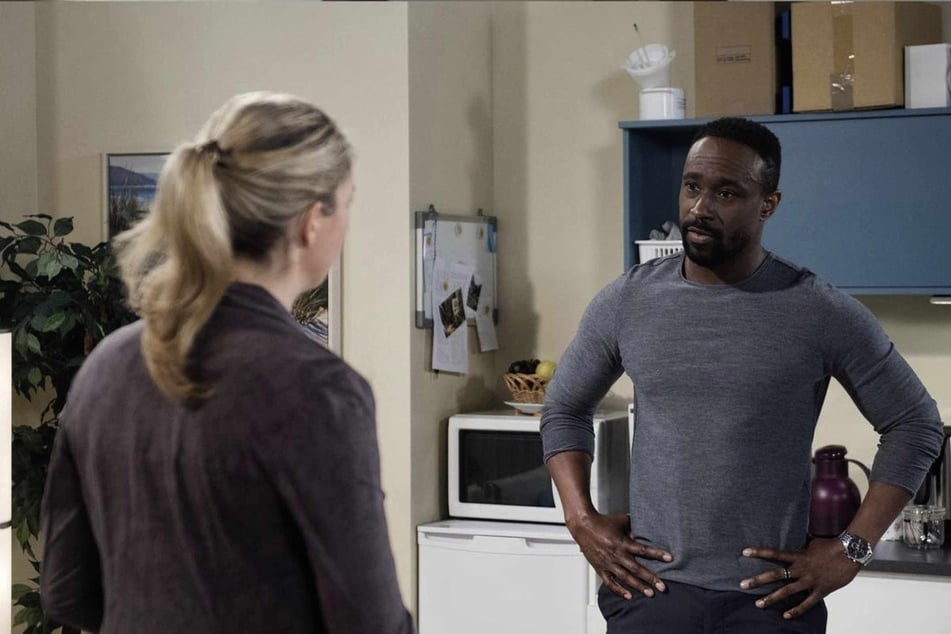 Hendrik (Jerry Kwarteng, 45) fällt aus allen Wolken, als Britta (Jelena Mitschke, 43) ihm mitteilt, dass er vorerst vom Dienst suspendiert ist.