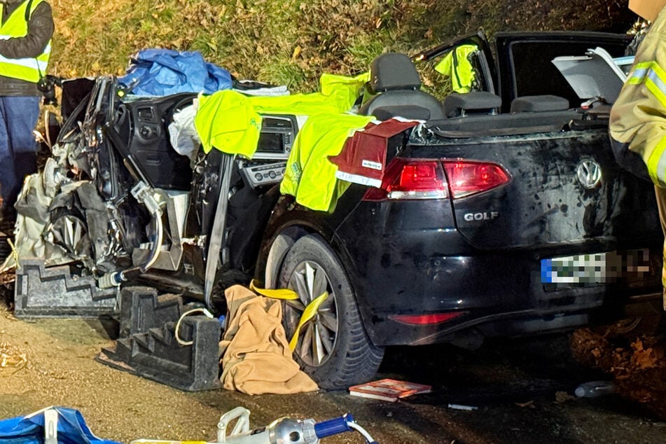 Die Einsatzkräfte der Feuerwehr mussten mehrere Personen aus den erheblich beschädigten Wracks der Fahrzeuge schneiden.