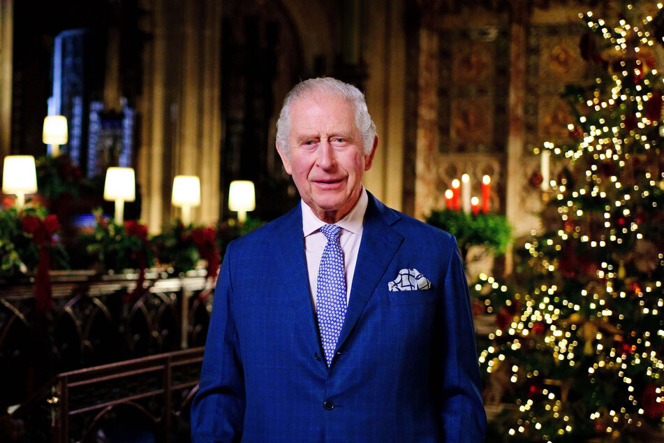 Ein Foto von König Charles im strahlend blauen Anzug wurde bereits veröffentlicht. Die Ansprache soll am kommenden Sonntag ausgestrahlt werden.