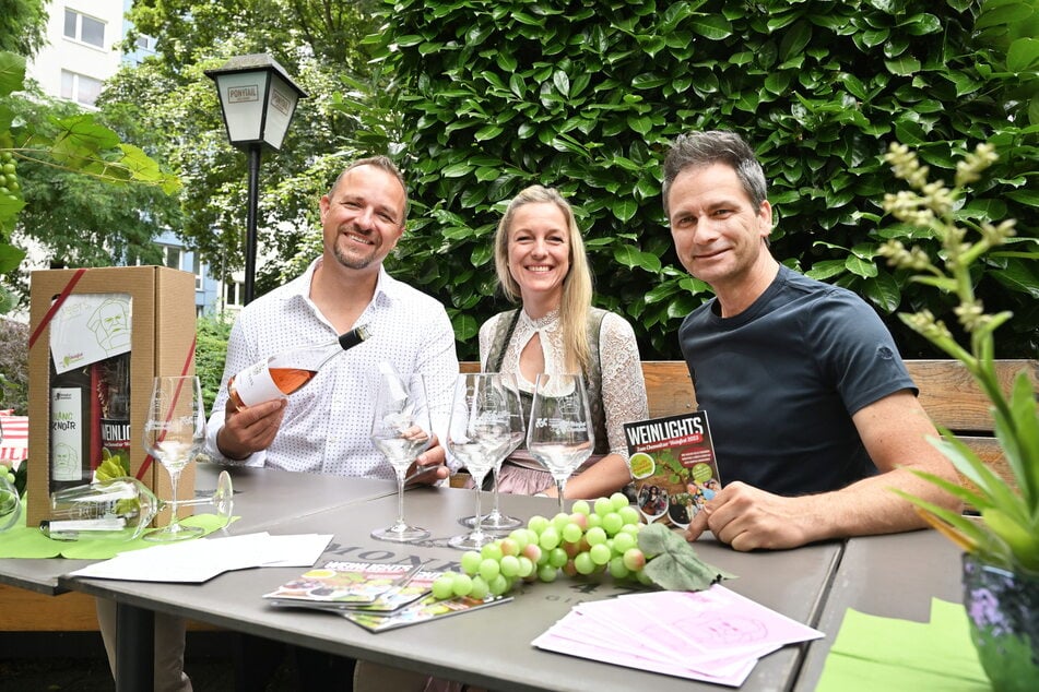 Nächste Woche geht es los (v.l.): André Gruhle (51), Katrin Reichelt und Sven Hertwig laden zum Weinfest.