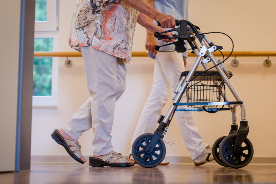 In Bayern gibt es immer weniger Menschen, die in der Pflege arbeiten wollen. (Symbolbild)