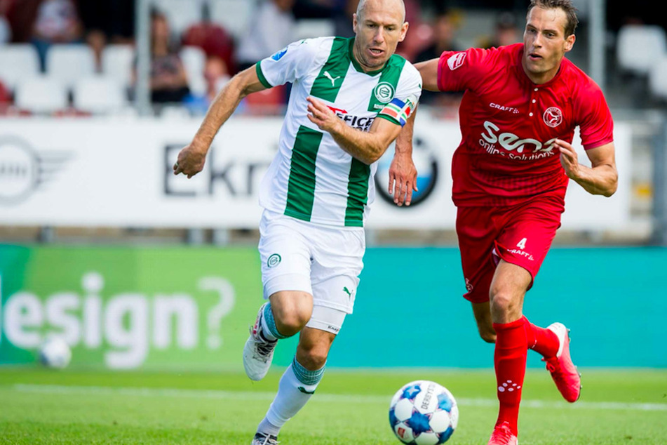 Arjen Robben (l.) vom FC Groningen und Frederik Helstrup vom FC Almere City in Aktion.