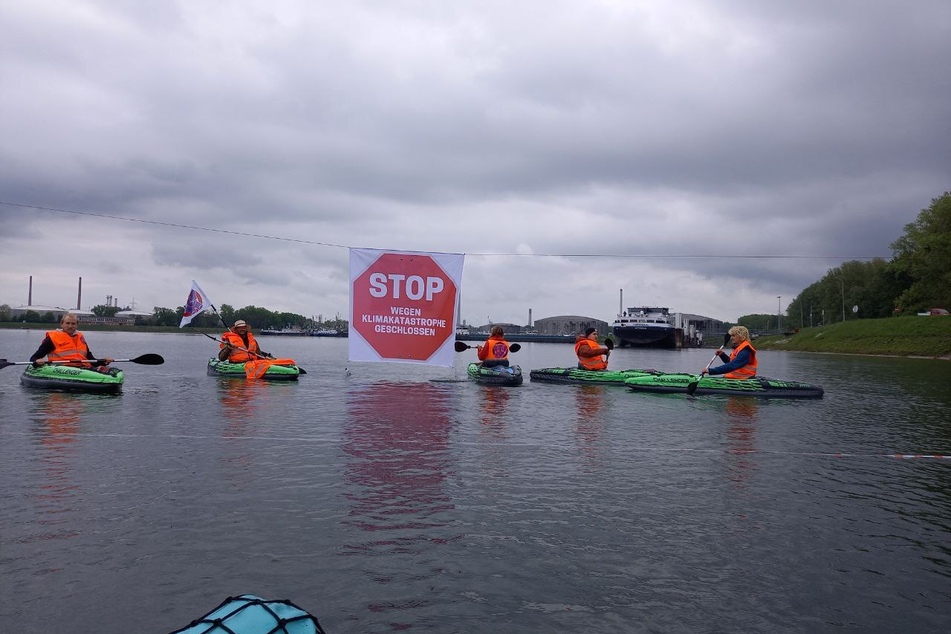 Klimaaktivisten der "Letzten Generation" haben mit Kajaks die Kanalzufahrt zum Ölhafen blockiert.