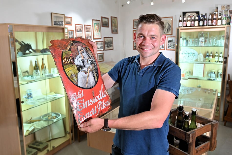 Willy Stößer hütet im Museum der Einsiedler Brauerei alte Schätze aus der Firmengeschichte.