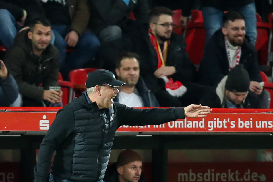 Trainer Urs Fischer (55) will mit dem 1. FC Union Berlin auf dem Erfolgskurs bleiben.