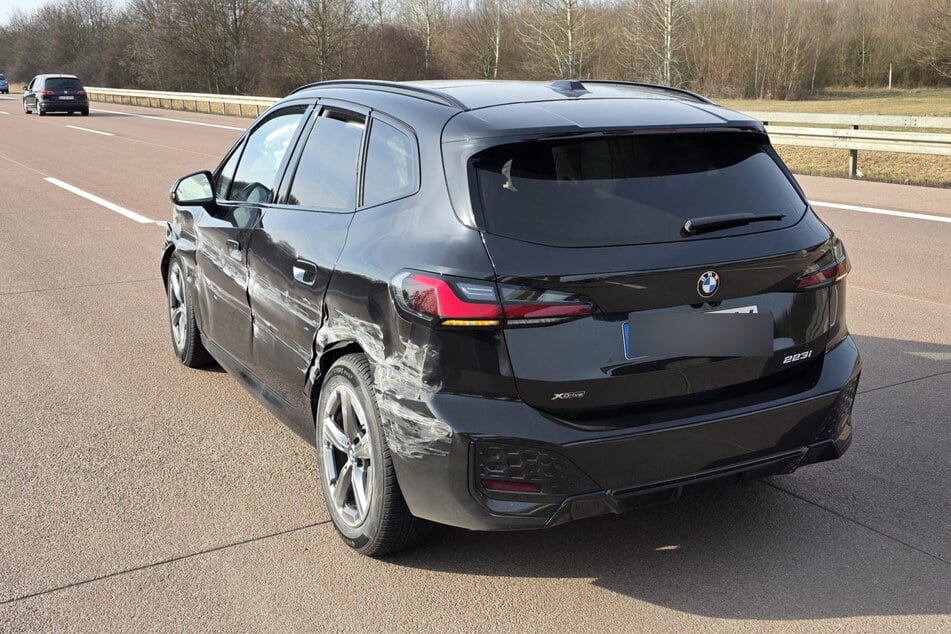 Das Fahrzeug wurde mitten auf der linken Spur einfach stehen gelassen.