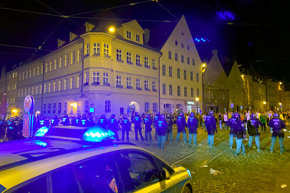 Die Polizei löste in der Nacht zu Sonntag eine Ansammlung von Hunderten Feiernden auf. Bei dem Einsatz seien zahlreiche Beamte verletzt worden, sagte ein Polizeisprecher.