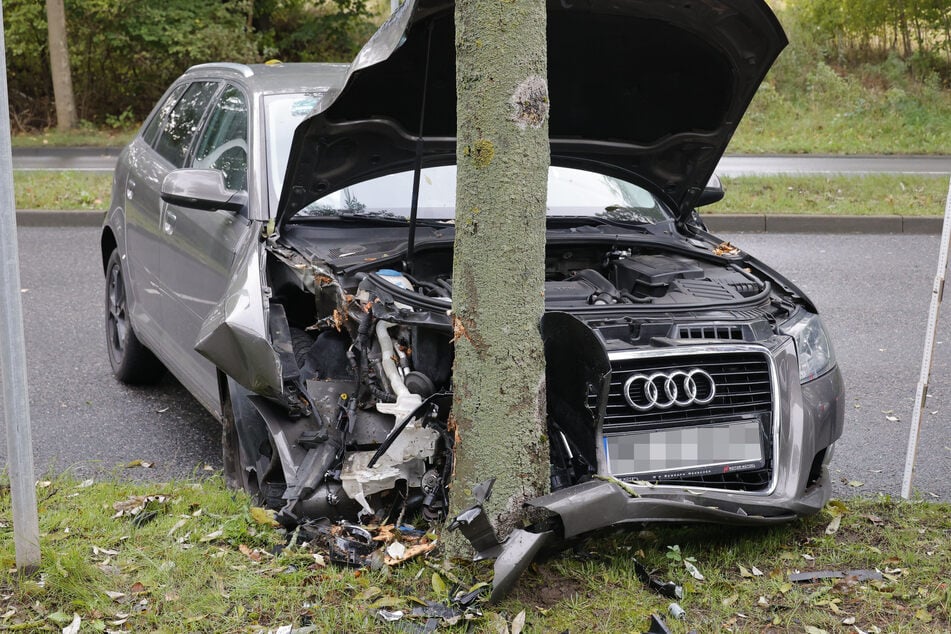 Ein Audi krachte am Dienstagmorgen auf der Neefestraße in Chemnitz gegen einen Baum.