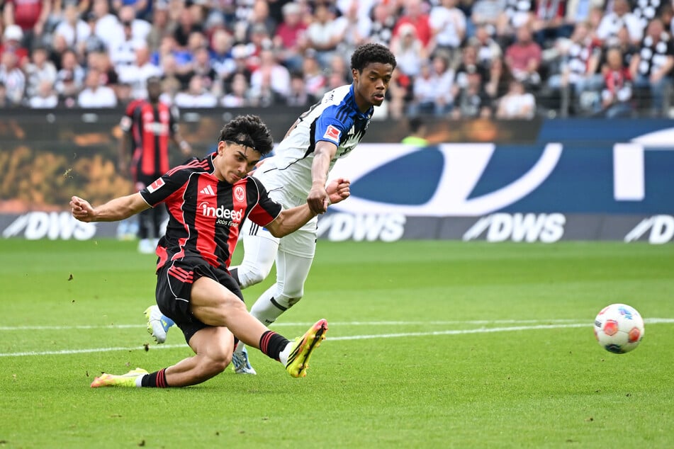 Can Uzun rutschte bei seinem Abschluss noch leicht weg, traf aber trotzdem zur 1:0-Führung für die SGE.