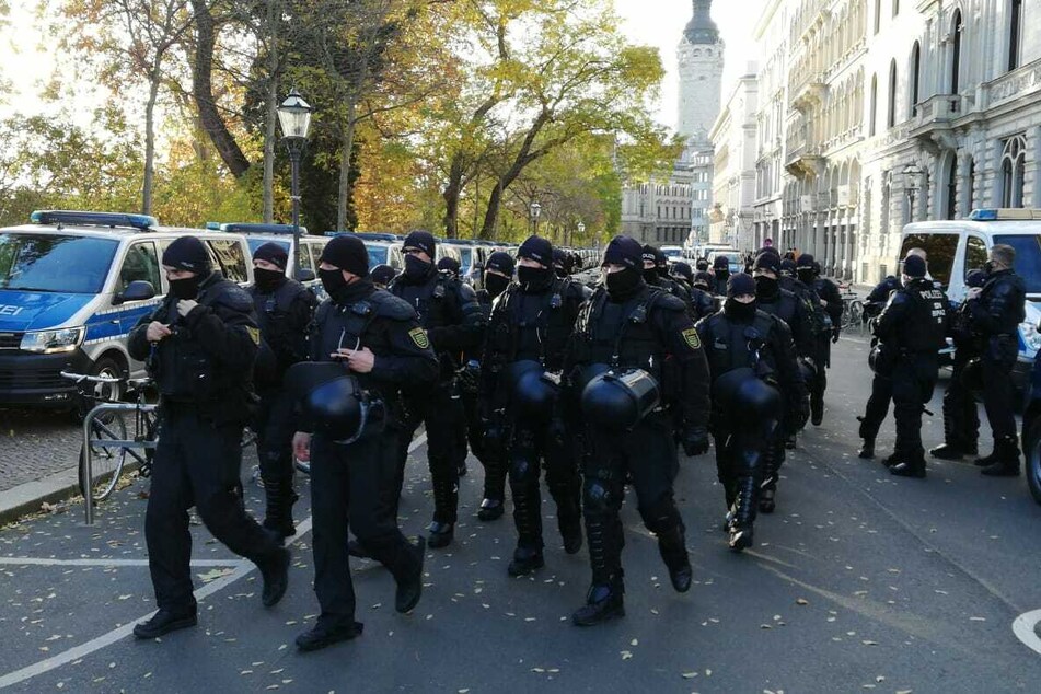 Die Polizei hat die Lage am Kurt-Masur-Platz bisher unter Kontrolle.