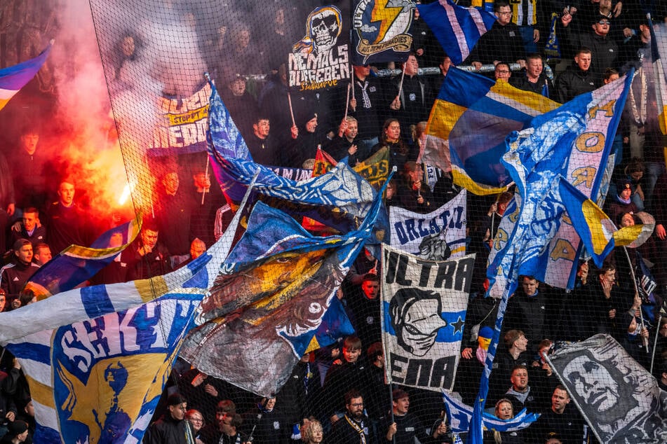 Die Südkurve des Carl Zeiss Jena hatte ein strafbares Motiv gegen Bürgermeister Benjamin Koppe im Thüringenderby gegen den FC Rot-Weiß Erfurt gezeigt.