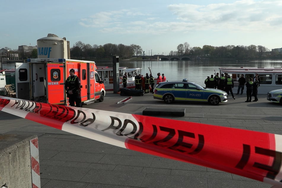 Schockfund in der Innenstadt: Leiche treibt in Alster am Jungfernstieg