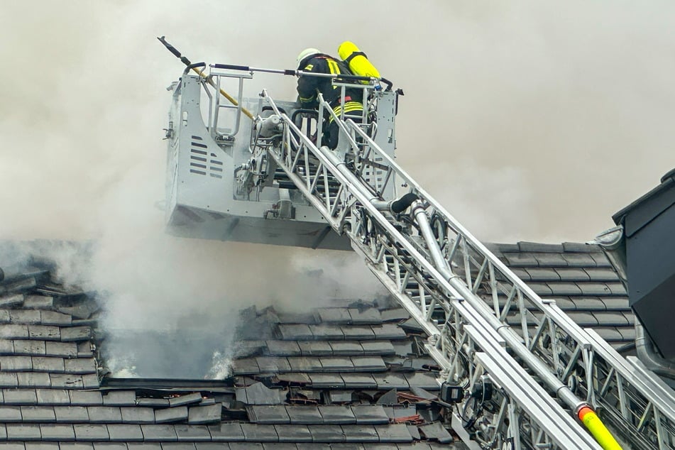 Mit allen zur Verfügung stehenden Mitteln stellte sich die Offenburger Feuerwehr den Flammen entgegen.