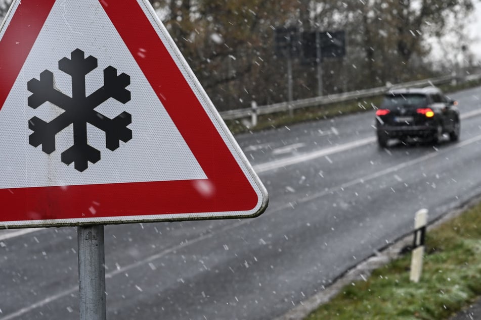 Glatteis und Schnee: Polizei meldet zahlreiche Unfälle in NRW