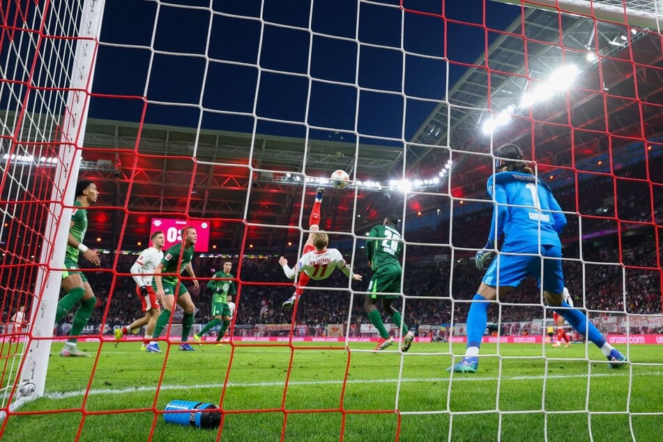 Schon früh hätte sich RB Leipzig mit Toren belohnen können. Besonders sehenswert: Der Fallrückzieher von Conrad Harder.