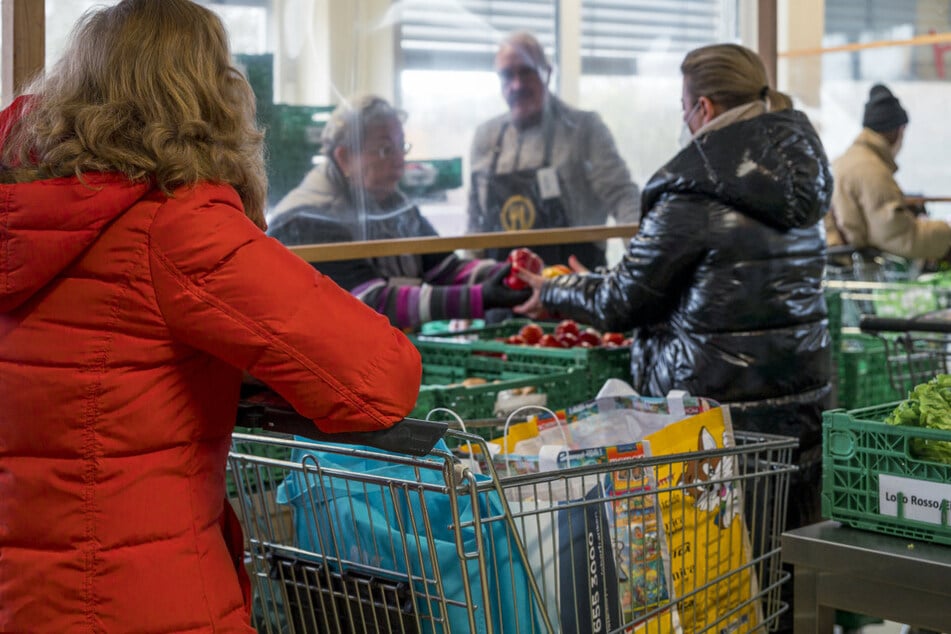 Bedarf für Bedürftige größer als das Angebot: Bayernweit gehen rund 200.000 Menschen zu den Tafeln.