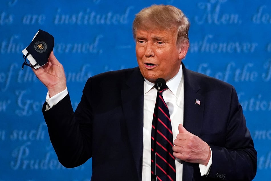 US-Präsident Donald Trump hält während der ersten Präsidentschaftsdebatte an der Case Western University und der Cleveland Clinic seine Schutzmaske.