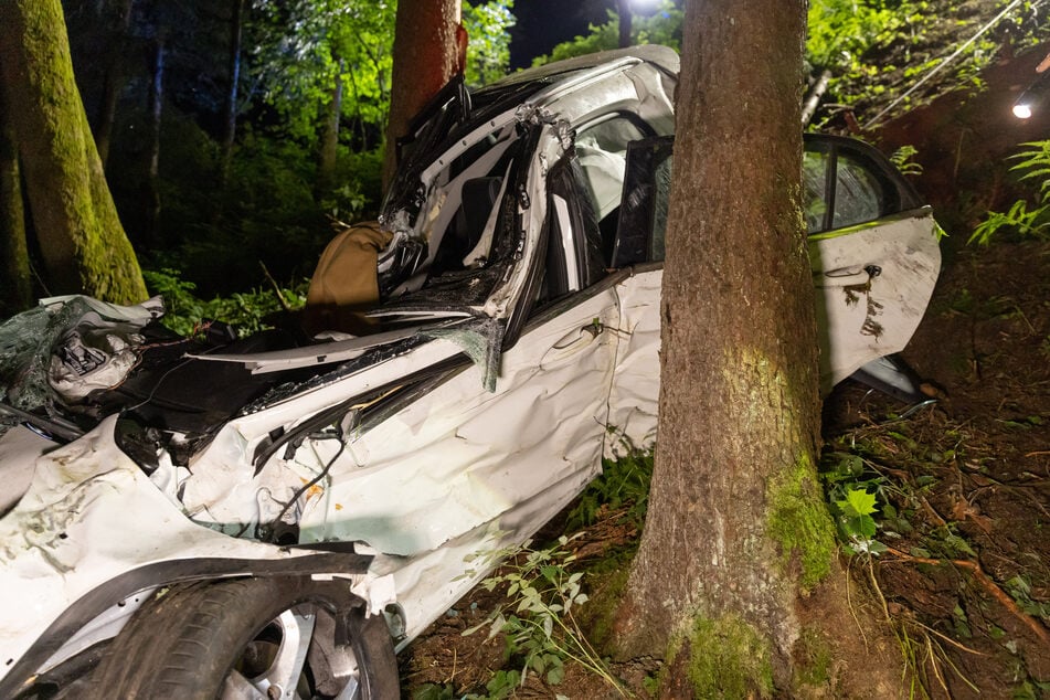 Heftiger Crash in Oberhof: Mercedes kracht gegen Baum und rutscht Abhang runter