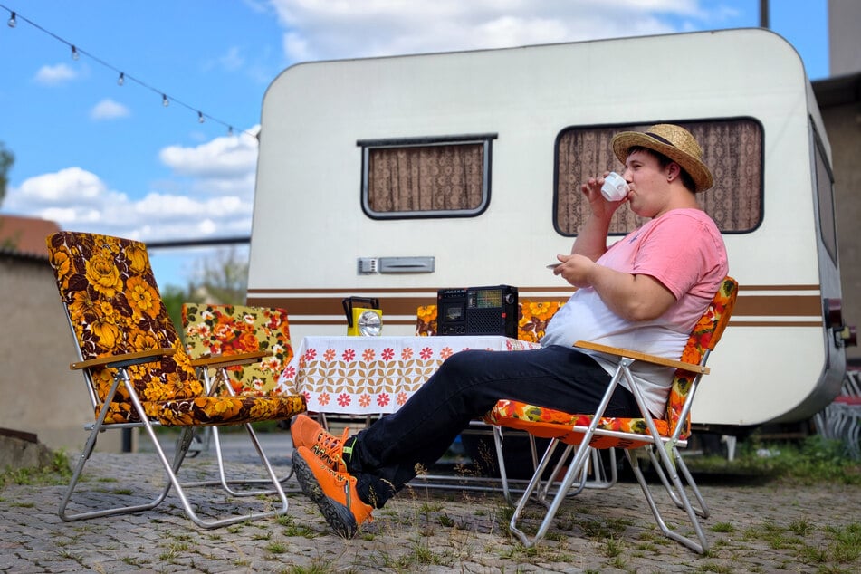 Die restaurieren Stühle nimmt Kevin Fischer (30) mit in den Camping-Urlaub.
