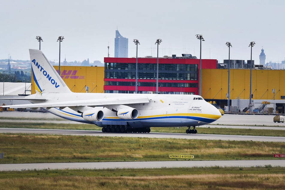 Jedna z sześciu Antonow AN‑124, które są stacjonowane na lotnisku w Lipsku, podczas startu.