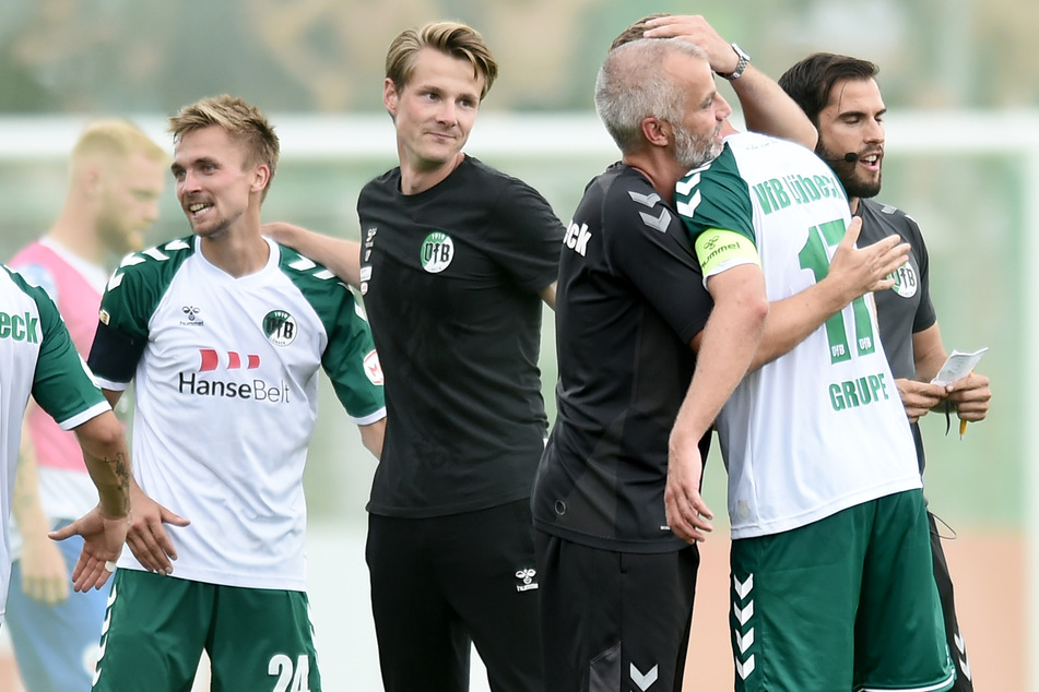 Eines der Jubelbilder der Saison: Der VfB Lübeck schlug in der ersten Runde des DFB-Pokals Hansa Rostock mit 1:0. Chef-Trainer in der zweiten Saison ist Lukas Pfeiffer (32, M.).