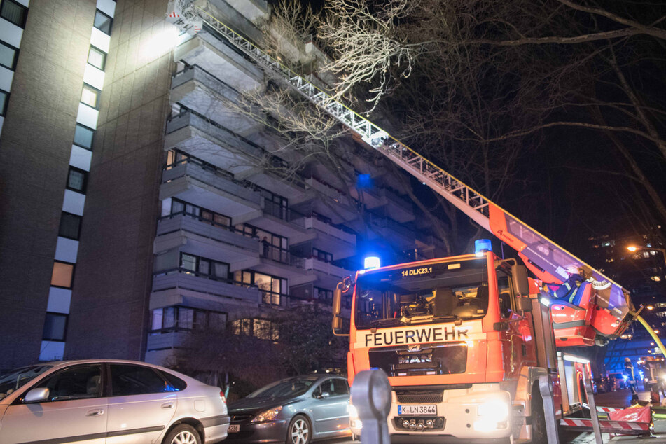 Köln: Brand im siebten Stock eines Kölner Hochhauses: Zwei Personen verletzt!