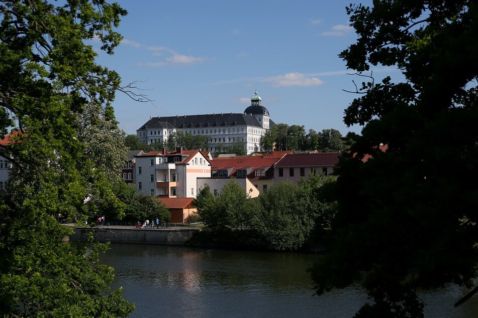 Das Museum Weißenfels im Schloss Neu-Augustusburg ist über der Altstadt und dem Fluss Saale zu sehen. (Archivbild)