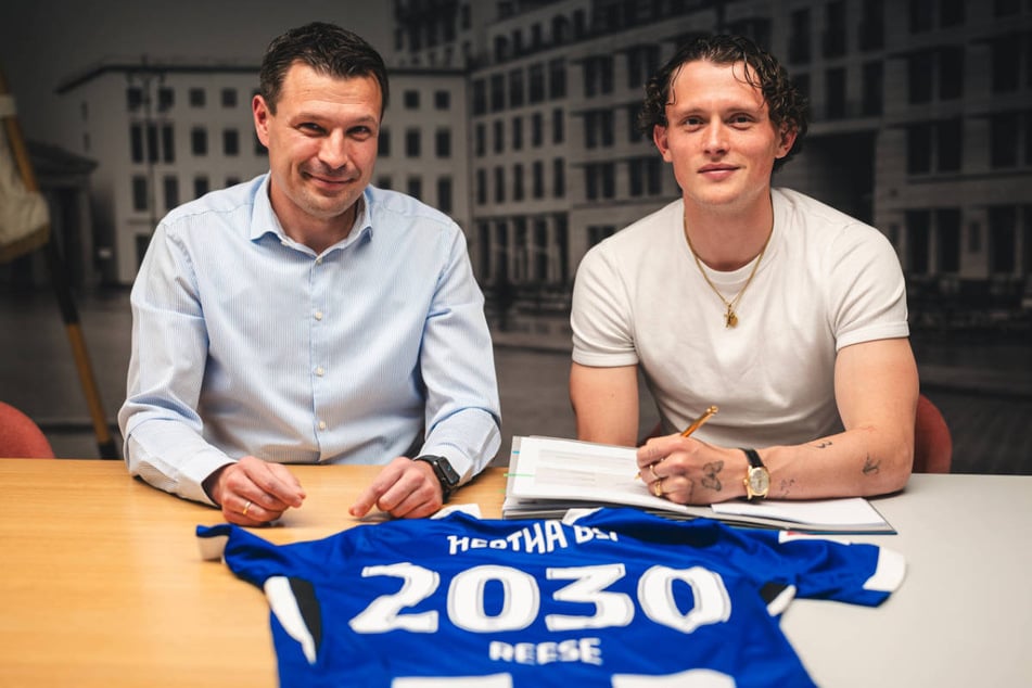 Fabian Reese (r.) mit Sportdirektor Benjamin Weber (45) bei der Vertragsunterzeichnung.