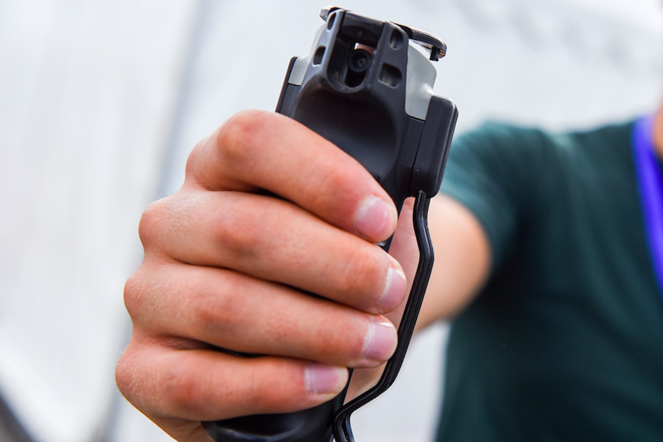 Maske unter der Nase getragen: Münchner flippt völlig aus und sprüht Tierabwehrspray
