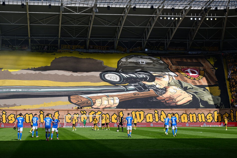 Die Dynamo-Fans entrollten diese Choreografie vor dem Spiel und zündeten zudem Feuerwerk.