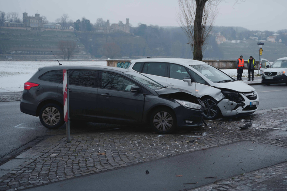 Schwerer Crash am Dresdner Elbufer: Drei Autos beschädigt, Fahrer im Krankenhaus