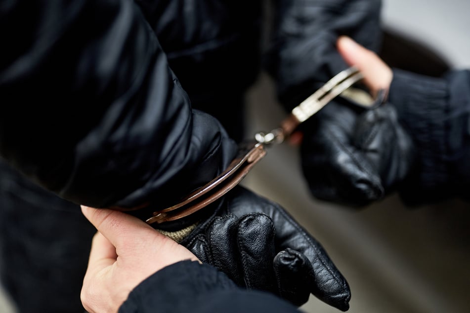Zwei der mutmaßlichen Einbrecher wurden vorläufig festgenommen. (Symbolbild)
