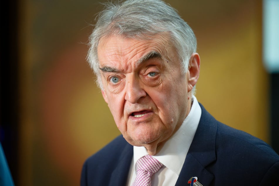 NRW-Innenminister Herbert Reul (73, CDU) hat die Angriffe auf die Polizisten scharf verurteilt.