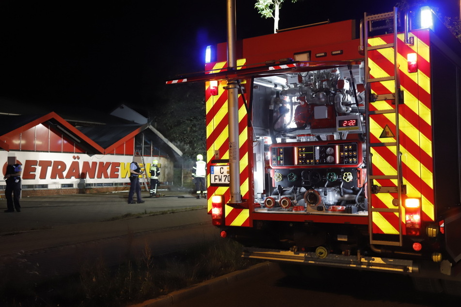 Das Feuer griff auf das Dach eines Getränkemarktes über.
