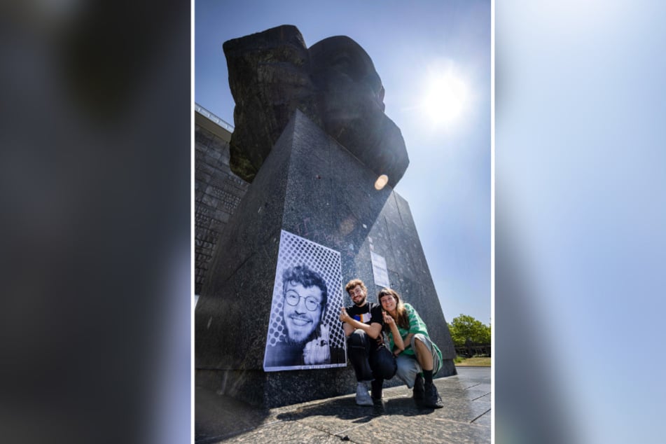 Die Porträts werden direkt im Großformat ausgedruckt und rund um das Karl-Marx-Monument geklebt.