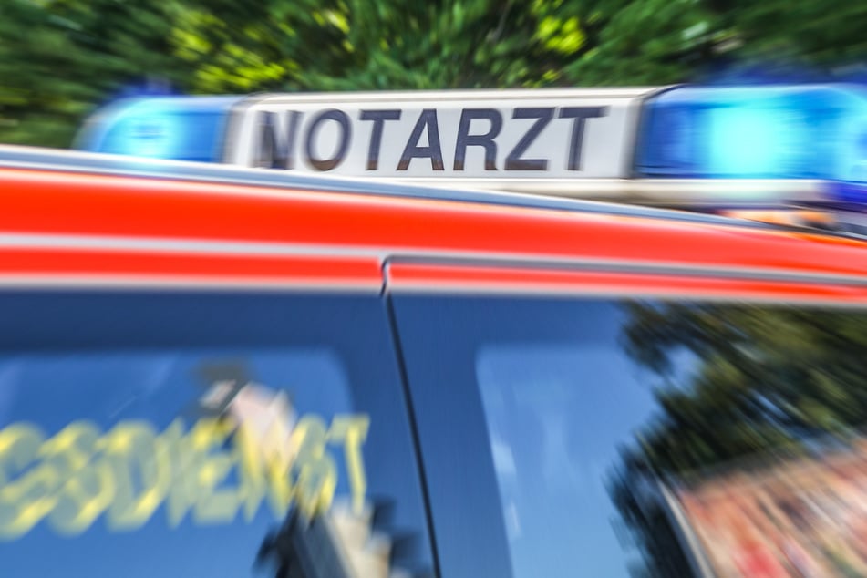 Heftiger Unfall zwischen BMW und Fahrrad in Leipzig: 41-Jährige schwer verletzt