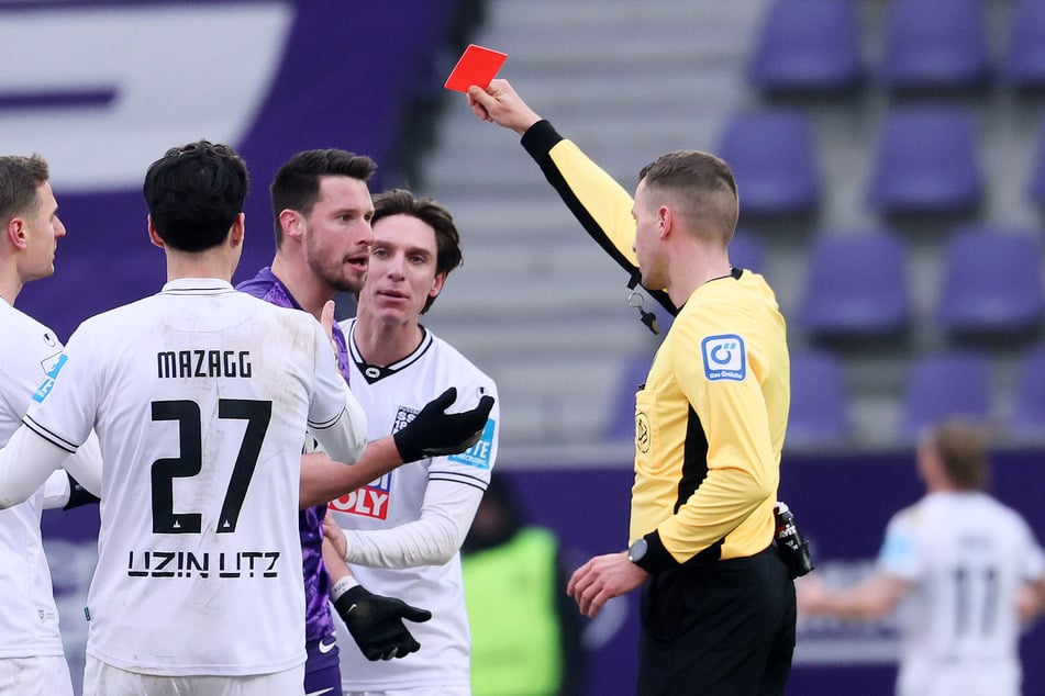 Platzverweis! Vom Schiedsrichter gab es die Rote Karte für Aue-Spieler Ryan Malone (33).