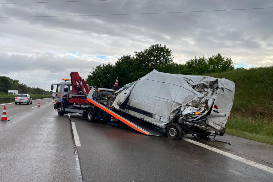 Der Kleintransporter überschlug sich und prallte gegen einen Baum.