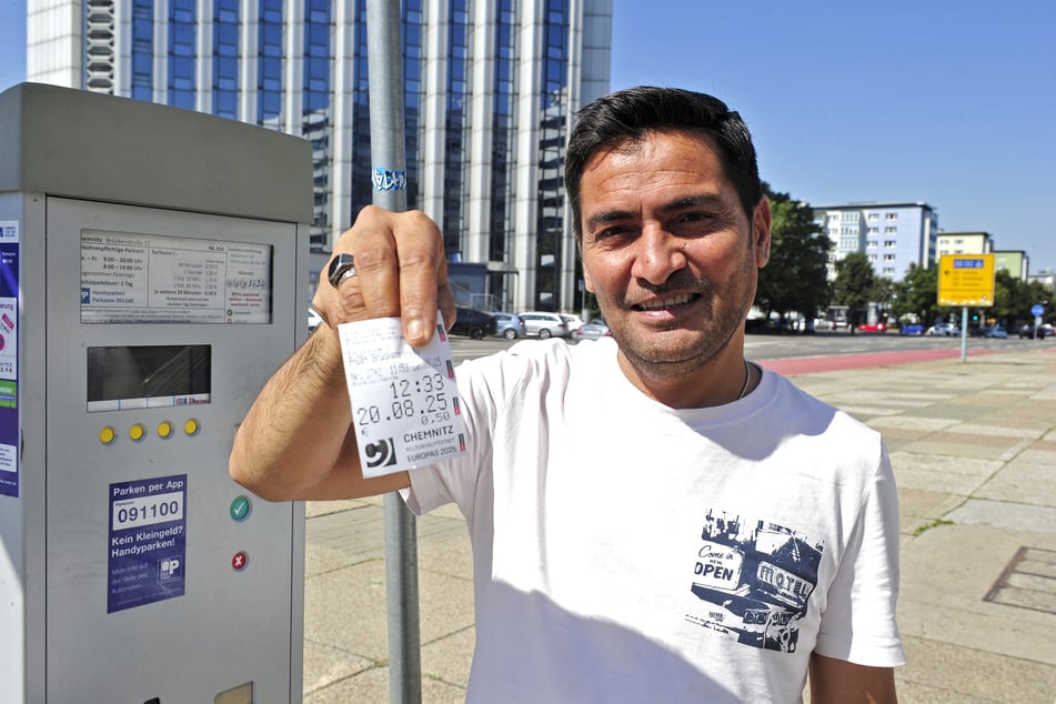 Mohammad Altaf (46) bezahlt seine Parkgebühren mit Bargeld.