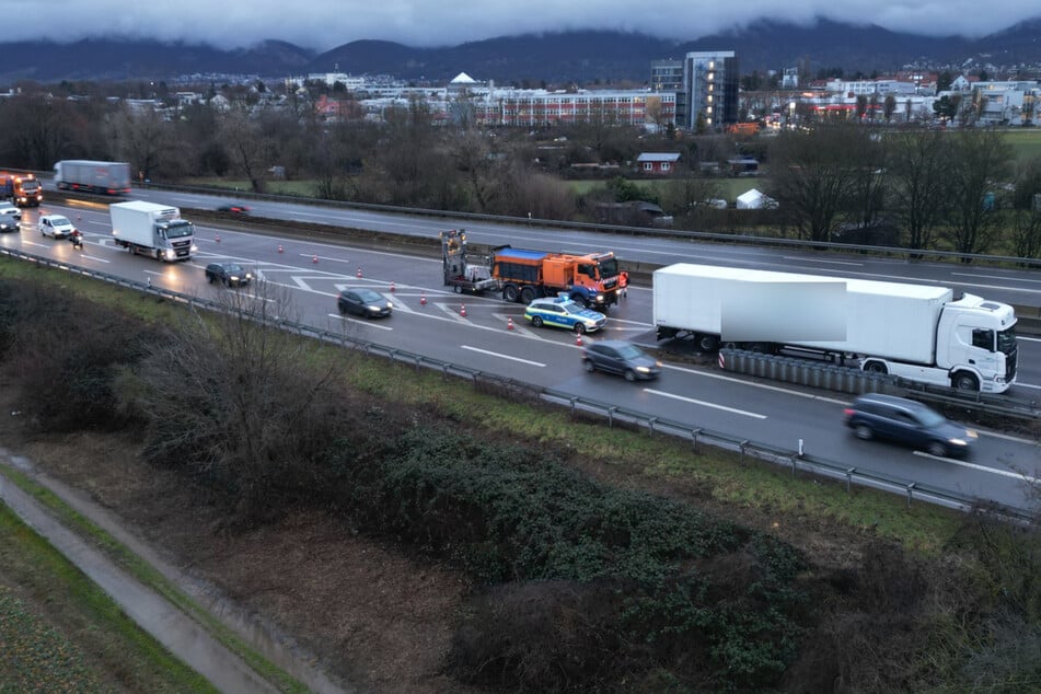 Unfall A5: Stau auf A5 vor Heidelberger Kreuz: Lastwagen muss geborgen werden