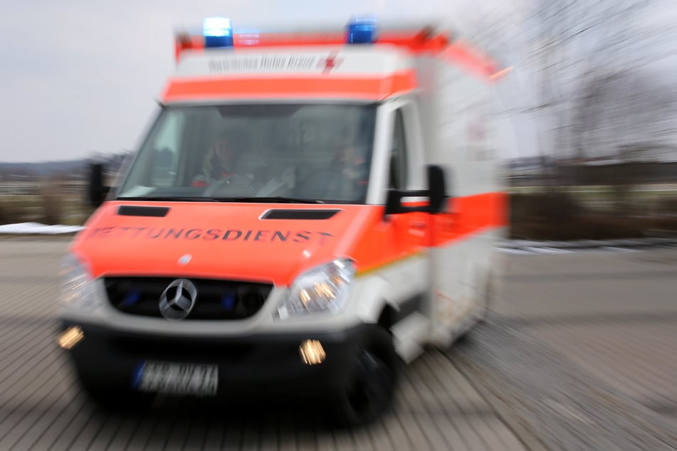 Vier der Betroffenen wurden vorsorglich ins Krankenhaus gebracht. (Symbolfoto)