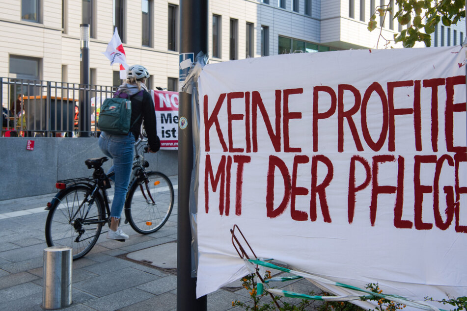 Die Beschäftigten der landeseigenen Berliner Krankenhäuser Vivantes und Charité sind seit Donnerstag in einem unbefristeten Streik getreten.