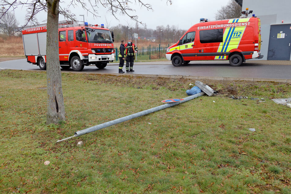 Suff-Crash in Chemnitz: Ein Seat-Fahrer (41) krachte in der Nacht von Gründonnerstag auf Karfreitag gegen eine Straßenlaterne und riss diese dadurch aus der Verankerung.