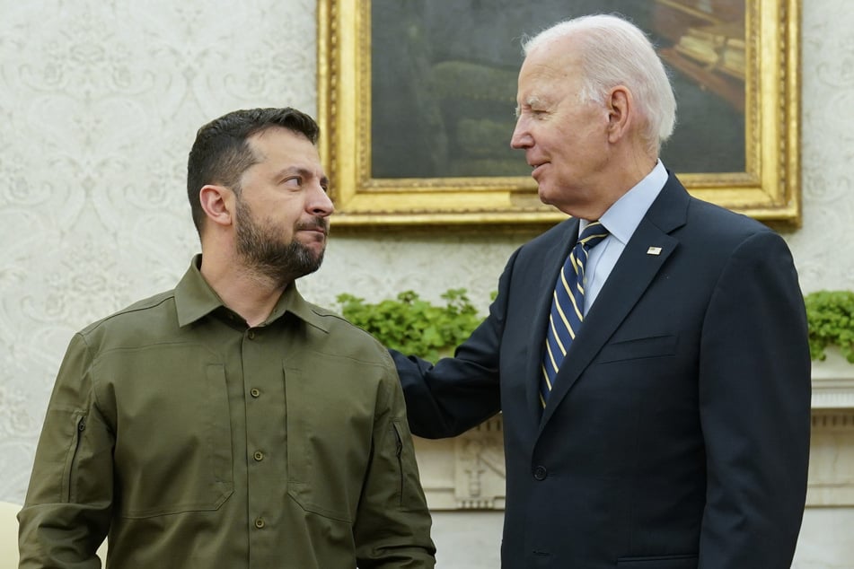 Biden (l.) sicherte Selenskyj dem Weißen Haus zufolge abermals die Unterstützung der USA zu und betonte, dass der Kongress dringend ein neues Hilfspaket für die Ukraine genehmigen müsse.