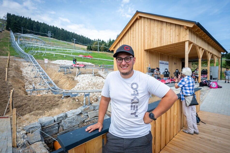 Constantin Gläß (29) betriebt die Anlage und freut sich über die Eröffnung der Allwetterbahn.